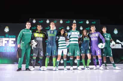 Anoche fue presentado el nuevo uniforme de Santos Laguna para los torneos de Clausura y Apertura 2012, en el cual hay cambios en el escudo y una novedosa vestimenta para los juegos de visita. (Fotografía de Jesús Galindo López)