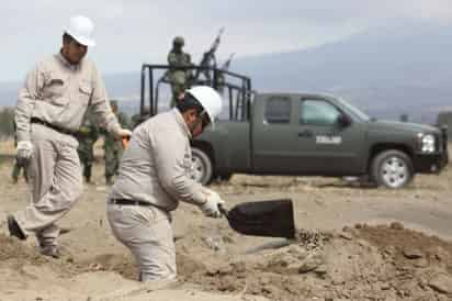 Petróleos Mexicanos (Pemex) se ha convertido en un botín de grupos internos y del crimen organizado que roban combustibles y los venden de manera clandestina, dijo a Efe la escritora y periodista Ana Lilia Pérez. (Archivo)