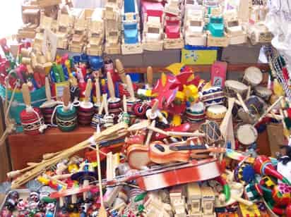 Tradición. Durante siglos, el juguete artesanal ha ocupado un lugar primordial entre los niños; a lo largo de muchas generaciones los mexicanos se han divertido con el trompo, el valero y los carros en madera.