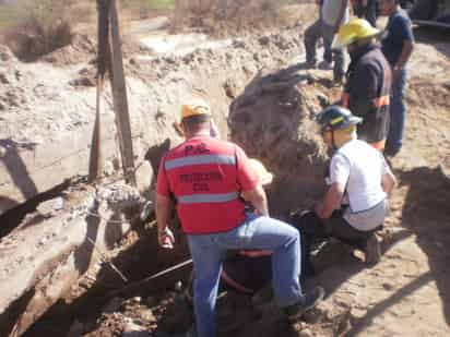 Sepultados. Personal de Protección Civil y Bomberos acudieron al lugar para rescatar a los trabajadores atrapados.