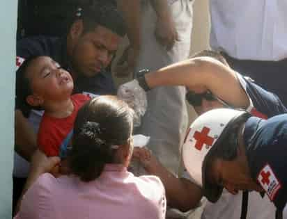 Tragedia. Imagen de archivo de un niño que es atendido por paramédico al resultar con quemaduras en el incendio de la guardería ABC.