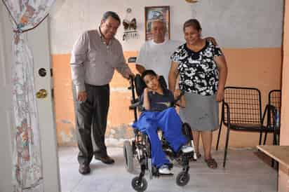 Equipo especial. El alcalde entregó sillas PCI para niños con parálisis cerebral y con problemas físicos.