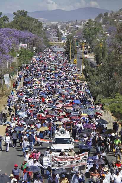 Oaxaca. Maestros de la Sección 22 del SNTE, marcharon del crucero de Viguera al zócalo, para exigir a la Procuraduría General de Justicia estatal informe sobre los avances en las investigaciones en torno a la desaparición del profesor Carlos René Román Salazar, desparecido el 14 de marzo de 2011.