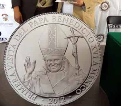 En una de sus caras tiene la imagen del Pontífice con un báculo en la mano izquierda y en la otra el Cristo Rey de Montaña; tiene un costo de 500 pesos.