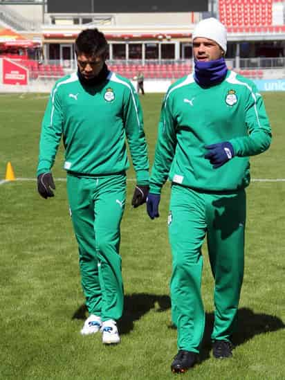 Oribe Peralta y Santiago Hoyos reconocen el Estadio BMO Field de Toronto, Canadá, el segundo de ellos manifestó que el campo tiene pozos.