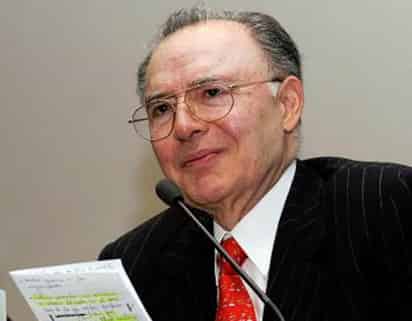Jorge Carpizo, ex Rector de la UNAM y ex Procurador, murió en un hospital del DF debido a complicaciones derivadas de la operación de una hernia.