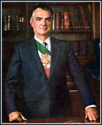 Con el país hundido en una profunda crisis económica asumió la presidencia en 1982. 