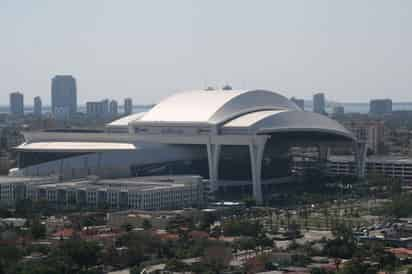 El nuevo estadio de Los Marlins de Miami, fue inaugurado la noche de este miércoles con un juego ante los Cardenales de San Louis, que registró el lleno completo. (EFE)