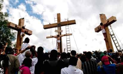 A las 16:36, 'Jesús' exhaló su último aliento tras ser crucificado junto a 'Dimas' y 'Gestas' en la representación 169 de la Pasión, en Iztapalapa. (Notimex)