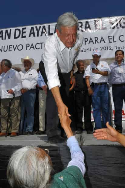 En Torreón. Alrededor de 8 mil personas atestiguaron la firma del Plan de Ayala Siglo XXI con Andrés Manuel López Obrador.