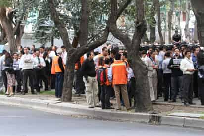 La dependencia detalló que el temblor ocurrió a las 17:55 horas locales (22:55 GMT) y su epicentro se localizó 69 kilómetros al noroeste del puerto de Lázaro Cárdenas y 384 al oeste-suroeste de la Ciudad de México.