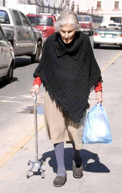Valores. Cada día se pierde más el respeto por los abuelitos.