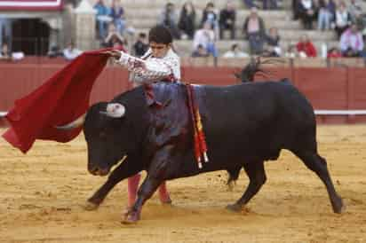 El torero mexicano Joselito Adame participó en la Feria de Abril de Sevilla y cortó la única oreja de la corrida. EFE