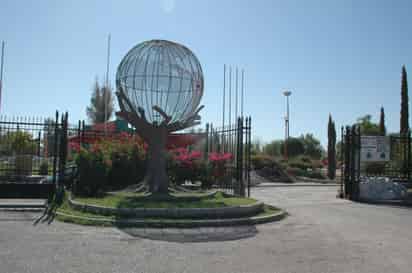Negocian. Trabajadores de Las Etnias esperan recibir sus pagos pendientes durante este miércoles.