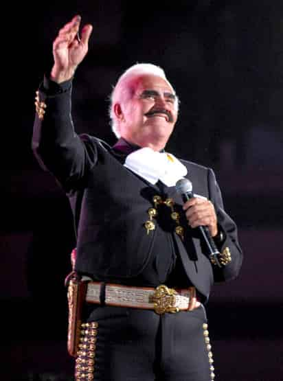 Vicente Fernández, una figura emblemática de la música ranchera mexicana, ha grabado más de 100 álbumes y durante su carrera, de más de 45 años, ha recibido numerosos reconocimientos y ha vendido más de 65 millones de discos.