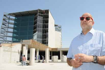 Recorrido. El arquitecto ante el edificio de la Presidencia.