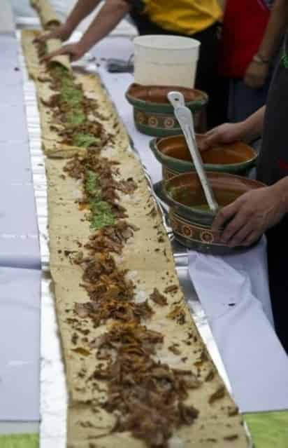 El platillo de 50 metros se preparó con motivo del Día de las Madres; se ulizaron 300 kilos de carne de cerdo, 250 kilos de masa de maíz, 10 kilos de perejil, 150 kilos de cebolla, 150 kilos de limones y mil 800 chiles.