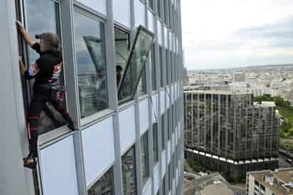 A sus 49 años, Robert necesitó menos de una hora para llegar a la cima del edificio 'First', de 231 metros de altura, que el escalador hizo con autorización, en contra de sus costumbres. (EFE)