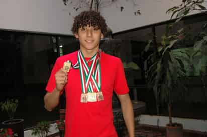 Miguel Alejandro de Lara Ojeda muestra orgulloso las cuatro medallas de oro y las  dos de bronce conseguidas en la Olimpiada Nacional. (Foto de Jorge Téllez)