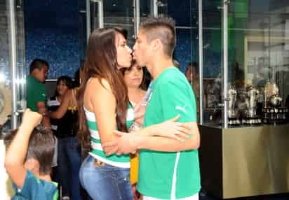 Oribe Peralta y su esposa un día antes de la gran final del Clausura 2012. (Fotografía de Jesús Galindo)