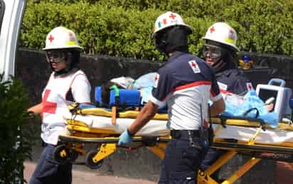 Le sacan los ojos. Paramédicos de la Cruz Roja trasladan en la Ciudad de México, a un niño a quien su madre dejó ciego. (EFE)