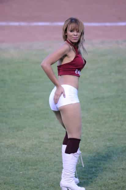 La Bella. Monumentos esculturales se aprecian en los juegos en casa de los Vaqueros Laguna en el Estadio de la Revolución, con chicas que alegran la pupila a cualquiera. (Jesús Galindo)