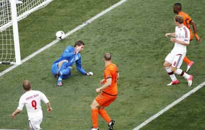 El danés Michael Krohn-Dehli (i) marca el 1-0 ante Holanda durante el primer partido del grupo B de la Eurocopa 2012. (EFE)