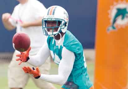 Miami contrató a Ochocinco tras someterlo a una serie de entrenamientos. Ochocinco tiene discreto debut