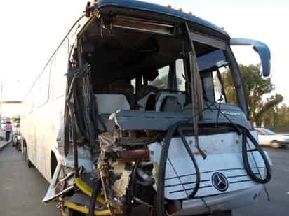 Lesionados. El choque alcance entre un autobús y tráiler, dejó como saldo siete personas lesionadas.