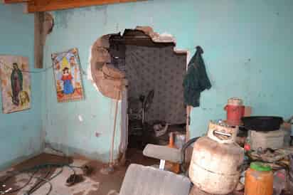 Fuertes daños. Habitantes de Ciudad Juárez resultaron bastante afectados con la fuerte tromba que azotó al poblado el pasado jueves, perdieron muebles, pertenencias y algunos hasta sus viviendas.