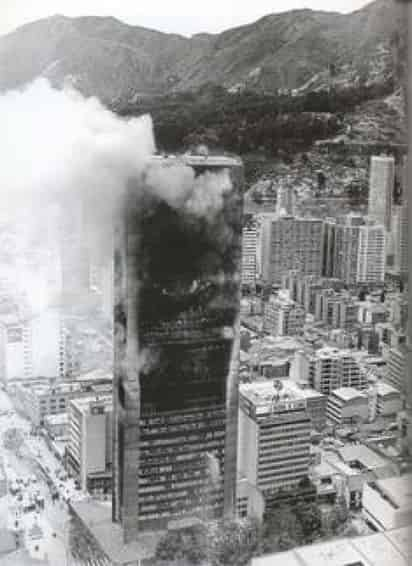 El edificio Avianca, en el momento del incendio. FOTOGRAFÍA DE LA BIBLIOTECA LUIS ÁNGEL ARANGO