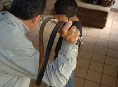 El ejemplo. Cuando en la escuela algunos niños agreden a sus compañeros frecuentemente, por lo general están repitiendo la conducta que ellos ven en su casa, ya sea en su contra o contra algún integrante de la familia. 