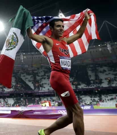 Leonel Manzano ganó el martes una inesperada plata olímpica en los mil 500 metros y no se olvidó de sus raíces. (AP)