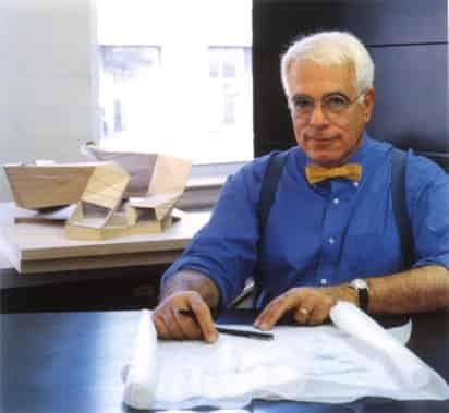 Por medio de formas geométricas y edificios que casi no poseen estructuras verticales u horizontales, Eisenman ha conseguido destacar, al punto de considerarse su arquitectura por los especialistas como de corte intelectual. INTERNET