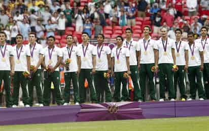 Con emoción, los integrantes del equipo tricolor vieron como se izaba la bandera de su país teniendo a los lados la de Brasil y Corea para después dar rienda suelta a la fiesta, abrazados y brincando. (EFE)