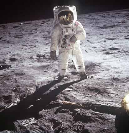 Muere. Neil Armstrong se convirtió en el primer hombre en pisar la Luna.