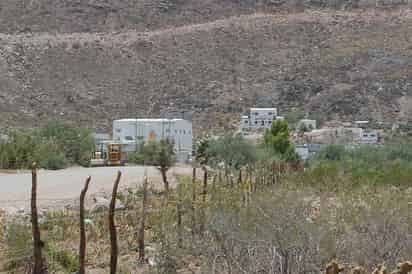 Ejidatarios de La Sierrita mantienen un bloqueo para exigir el cumplimiento de un contrato de arrendamiento.
