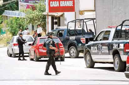 Guerrero. Un menor de edad se cuenta entre los muertos en hechos violentos en Guerrero. En la imagen, policías estatales durante un recorrido.