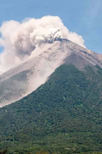 Evacuación. En la imagen se muestra el volcán de fuego que hizo erupción ayer.