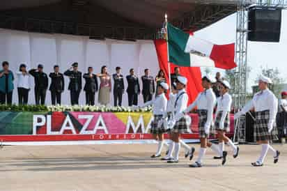 Como cada año. Las escuelas de nivel básico y medio superior, participaron con entusiasmo en el desfile conmemorativo de la Independencia.