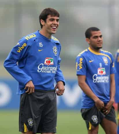 Alves atizó contra la directiva madridista encabezada por Florentino Pérez y el estratega portugués José Mourinho al ser los responsables de que Kaká no sea el mismo jugador de antes.
