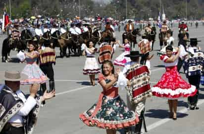 Durante la celebración, que es una de las cuatro fiestas nacionales de descanso obligatorio para escuelas y trabajadores, se trata de resaltar la identidad nacional y el folclore chileno. ARCHIVO