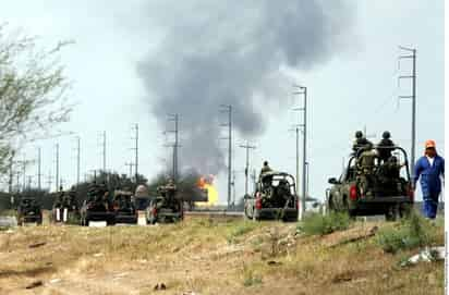 Contingencia. Soldados, policías, bomberos, socorristas y personal de Pemex acudieron al llamado de auxilio.