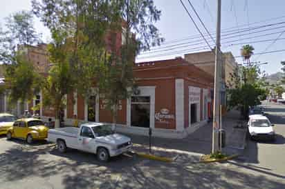 Demolición. El inmueble antiguo de la calle Matamoros, esquina con Zaragoza fue derribado sin permiso el pasado 7 de septiembre. En la imagen pequeña se observa el edificio hace algunos años.