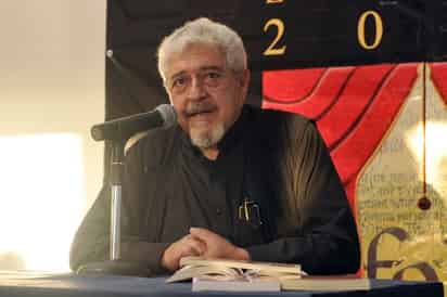 Emotiva. El escritor mexicano Felipe Garrido ofreció ayer en el Teatro Martínez una charla sobre cuento corto, donde además leyó algunos de sus textos del libro 'Conjuros', Premio Xavier Villaurrutia.