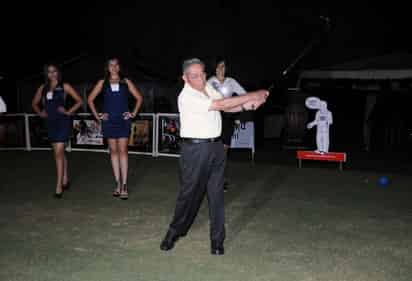 El doctor Alfonso Valdés se encargó de realizar el golpe con el cual se puso en marcha el XXXVIII Torneo Anual de Golf en el Club Campestre Torreón. La competencia arranca hoy miércoles a primera hora. (Fotografías de Jesús Galindo) 