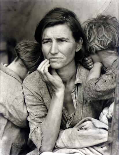 Reproducción de la fotografía 'Migrant Mother' realizada por Dorothea Lange (1895-1965) en 1936 durante la crisis económica que azotó a Estados Unidos. (EFE)