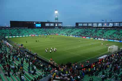 A pocos minutos de iniciar el partido entre México y El Salvador, en la tribuna se apreciaban muchos asientos vacíos. Estadio Corona no se llena para ver al Tri