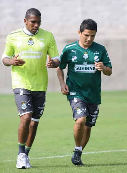 Christian Suárez (izquierda) consideró como una falta de respeto, el hecho de que se haya entonado el Himno de México en lugar del de su país natal. Molesta confusión de himno ecuatoriano