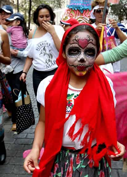 Una pequeña en el desfile.